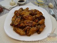 Фото приготовления рецепта: Куриные крылышки в карамельно-соевом соусе - шаг №14