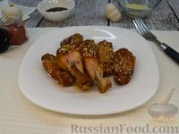 Фото приготовления рецепта: Куриные крылышки в карамельно-соевом соусе - шаг №15