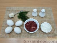 Фото приготовления рецепта: Яйца, фаршированные куриной печенью - шаг №1