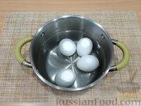 Фото приготовления рецепта: Яйца, фаршированные куриной печенью - шаг №2