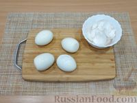Фото приготовления рецепта: Яйца, фаршированные куриной печенью - шаг №5