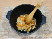 Фото приготовления рецепта: Тушёная картошка с фасолью и маринованными огурцами - шаг №3