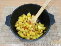 Фото приготовления рецепта: Тушёная картошка с фасолью и маринованными огурцами - шаг №5
