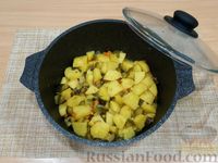 Фото приготовления рецепта: Тушёная картошка с фасолью и маринованными огурцами - шаг №8