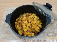 Фото приготовления рецепта: Тушёная картошка с фасолью и маринованными огурцами - шаг №10