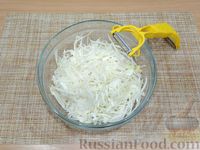 Фото приготовления рецепта: Салат из капусты с перцем, консервированной фасолью и кукурузой - шаг №2