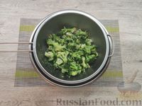 Фото приготовления рецепта: Киш с брокколи, помидором и зелёным луком - шаг №3