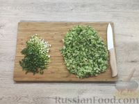 Фото приготовления рецепта: Киш с брокколи, помидором и зелёным луком - шаг №7
