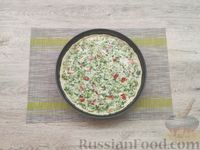 Фото приготовления рецепта: Киш с брокколи, помидором и зелёным луком - шаг №14