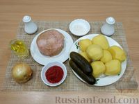 Фото приготовления рецепта: Картошка с тушёнкой и солёными огурцами - шаг №1