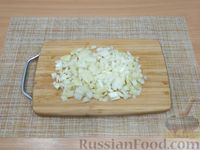 Фото приготовления рецепта: Картошка с тушёнкой и солёными огурцами - шаг №2