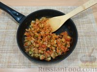 Фото приготовления рецепта: Картошка с тушёнкой и солёными огурцами - шаг №7