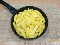 Фото приготовления рецепта: Картошка с тушёнкой и солёными огурцами - шаг №10