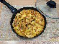 Фото приготовления рецепта: Картошка с тушёнкой и солёными огурцами - шаг №12