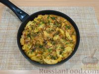 Фото приготовления рецепта: Картошка с тушёнкой и солёными огурцами - шаг №13