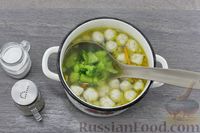 Фото приготовления рецепта: Рисовый суп с фрикадельками и брокколи - шаг №12