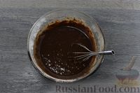 Фото приготовления рецепта: Шоколадный кекс с курагой и миндальными лепестками (без яиц) - шаг №8