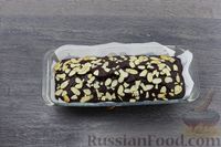 Фото приготовления рецепта: Шоколадный кекс с курагой и миндальными лепестками (без яиц) - шаг №13