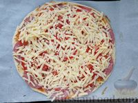 Фото приготовления рецепта: Дрожжевая пицца с двойной начинкой - шаг №17