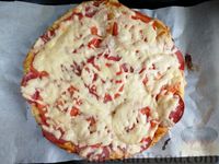 Фото приготовления рецепта: Дрожжевая пицца с двойной начинкой - шаг №18
