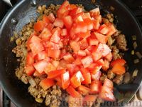 Фото приготовления рецепта: Рисовая запеканка с фаршем и помидорами - шаг №9