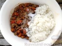 Фото приготовления рецепта: Рисовая запеканка с фаршем и помидорами - шаг №11