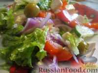 Фото приготовления рецепта: Греческий салат с оливковым маслом - шаг №7