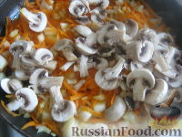 Фото приготовления рецепта: Фасоль тушеная с грибами - шаг №4