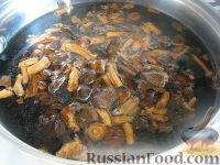 Фото приготовления рецепта: Суп из сушеных грибов с кислым огурчиком - шаг №1
