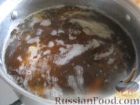 Фото приготовления рецепта: Суп из сушеных грибов с кислым огурчиком - шаг №4