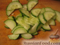 Фото приготовления рецепта: Салат овощной с редисом и семенами кунжута - шаг №2