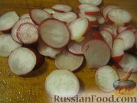 Фото приготовления рецепта: Салат овощной с редисом и семенами кунжута - шаг №5