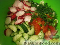 Фото приготовления рецепта: Салат овощной с редисом и семенами кунжута - шаг №6