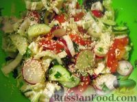Фото приготовления рецепта: Салат овощной с редисом и семенами кунжута - шаг №8