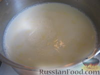 Фото приготовления рецепта: Куриная печень, тушенная с овощами в молоке - шаг №6