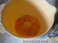 Фото приготовления рецепта: Пасхальный кулич с цукатами и изюмом - шаг №4
