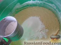 Фото приготовления рецепта: Пасхальный кулич с цукатами и изюмом - шаг №8