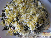 Фото приготовления рецепта: Салат из курицы с черносливом "Дамский каприз" - шаг №10