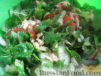 Фото приготовления рецепта: Американский салат со шпинатом и индейкой - шаг №10