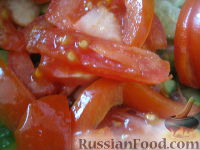 Фото приготовления рецепта: Американский салат со шпинатом и индейкой - шаг №7