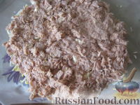 Фото приготовления рецепта: Слоеный салат с тунцом - шаг №9