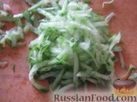 Фото приготовления рецепта: Слоеный салат с тунцом - шаг №5