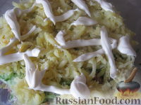 Фото приготовления рецепта: Слоеный салат с тунцом - шаг №10