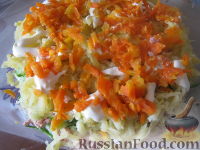 Фото приготовления рецепта: Слоеный салат с тунцом - шаг №11