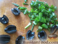 Фото приготовления рецепта: Индейка, тушенная в сметанно-томатном соусе с черносливом - шаг №5
