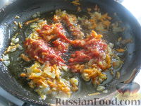 Фото приготовления рецепта: Минтай с овощами в томатном соусе - шаг №9