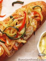 Фото к рецепту: Горячий багет с овощами и сыром