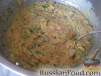 Фото приготовления рецепта: Салат из маринованного лука с колбасой - шаг №6