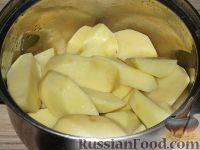 Фото приготовления рецепта: Картофельный суп-пюре с чесноком, помидорами и перцем - шаг №2