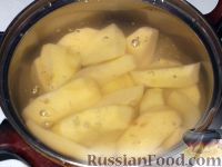 Фото приготовления рецепта: Картофельный суп-пюре с чесноком, помидорами и перцем - шаг №3